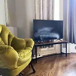 Cozy Studio Staycation - Brooklyn Close To Train Stations