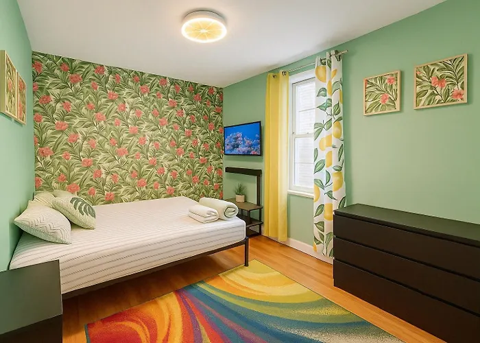 Tropical Comfort Room In Harlem Cozy Stay With Snacks & Style