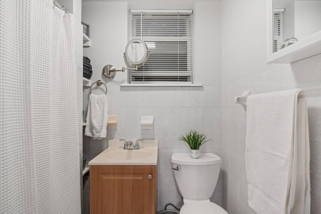 Haven In Times Square & Nearby Restaurants Apartment