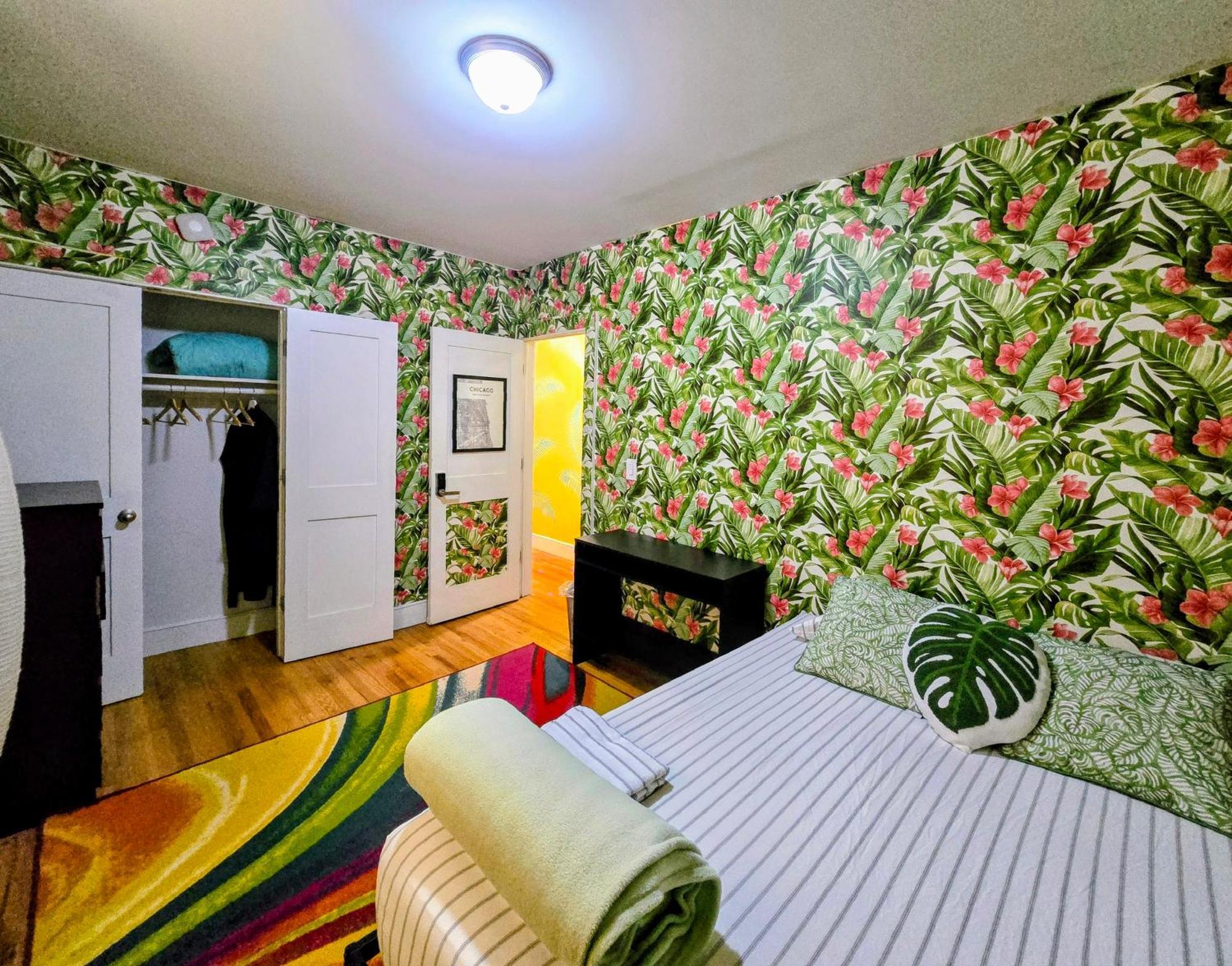 Tropical Comfort Room In Harlem Cozy Stay With Snacks & Style