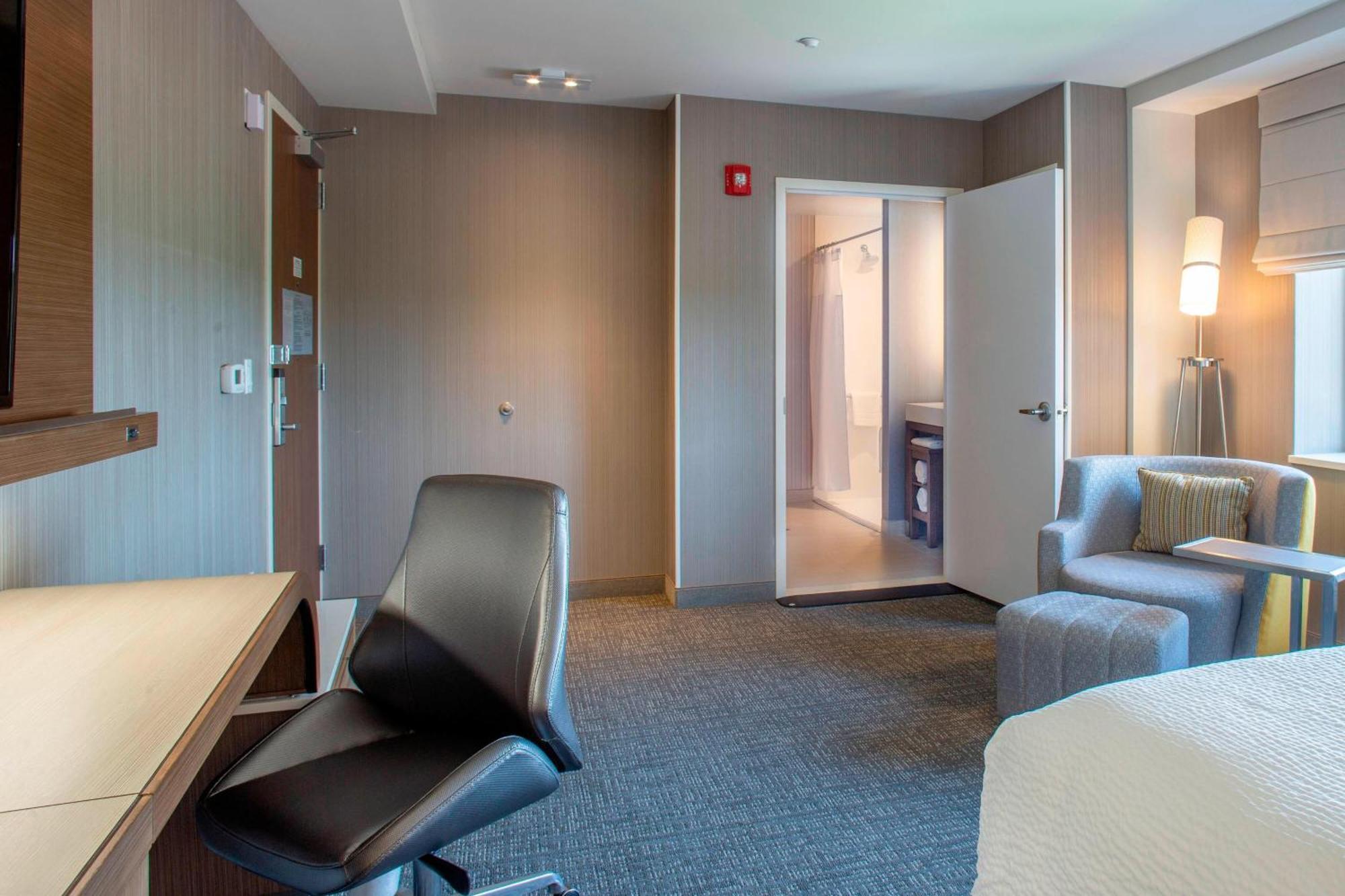 Courtyard By Marriott Queens/fresh Meadows Hotel