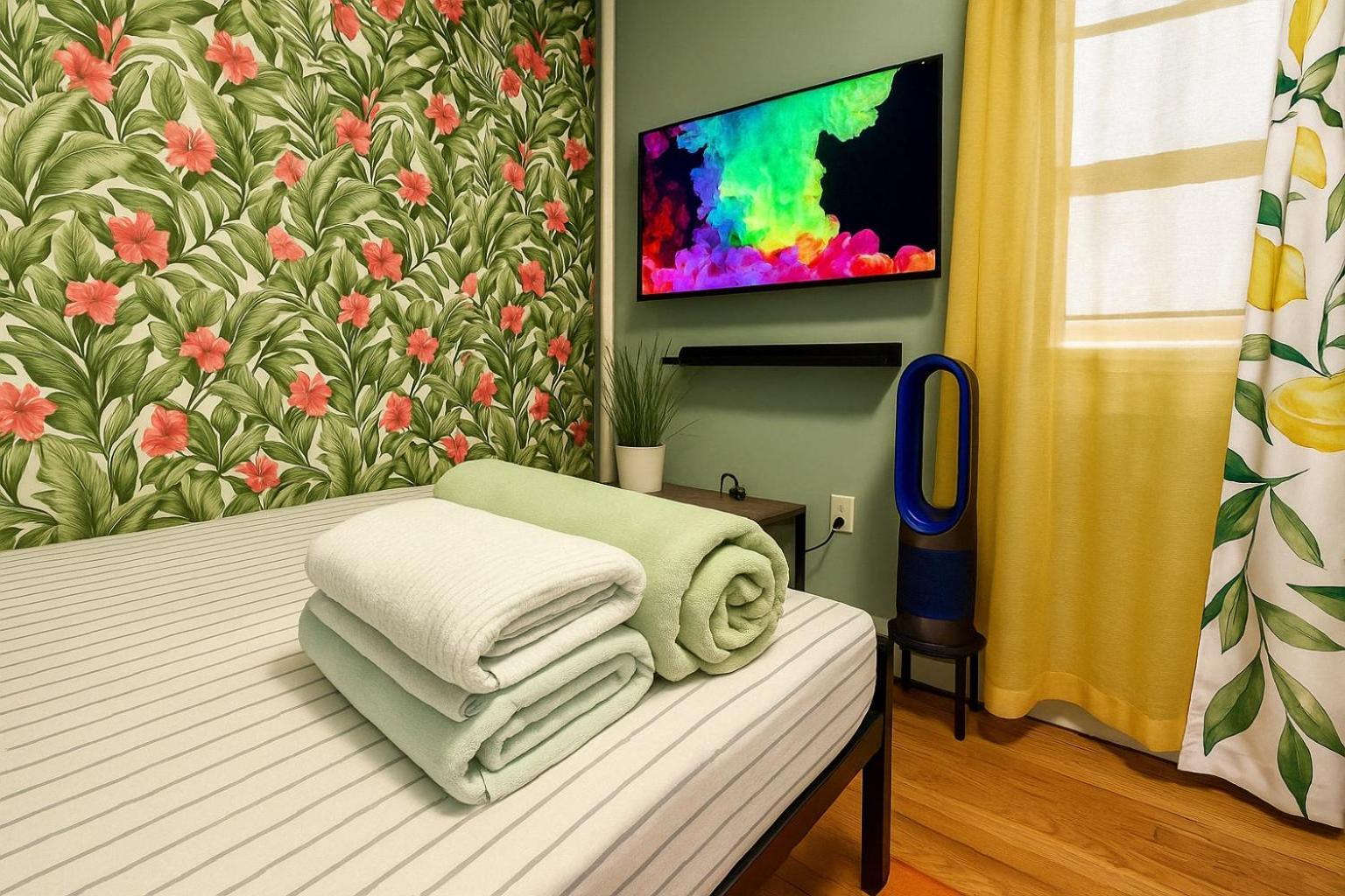 Apartment Tropical Comfort Room In Harlem Cozy Stay With Snacks & Style