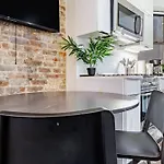 2 Bedroom Luxury Unit In The Heart Of Manhattan