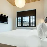 Gowanus Inn & Yard