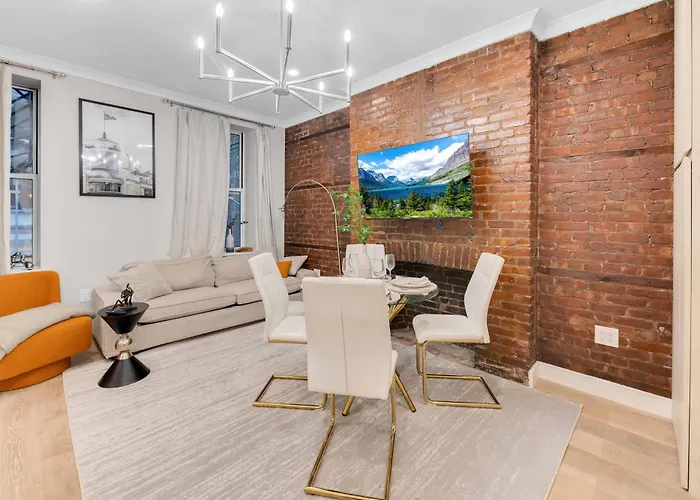 Modern 3Bd Rose Hills Manhattan Terrace Space