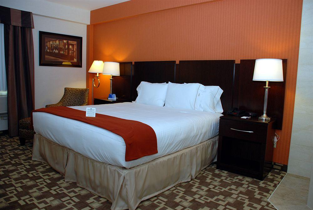 Holiday Express Maspeth By Ihg Hotel 2*