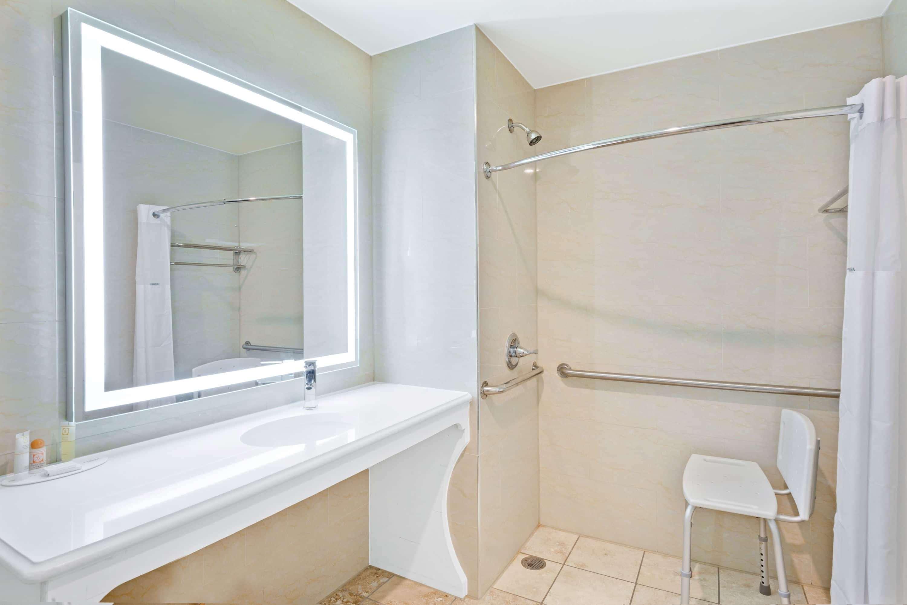 Hotel Howard Johnson By Wyndham Long Island 2*