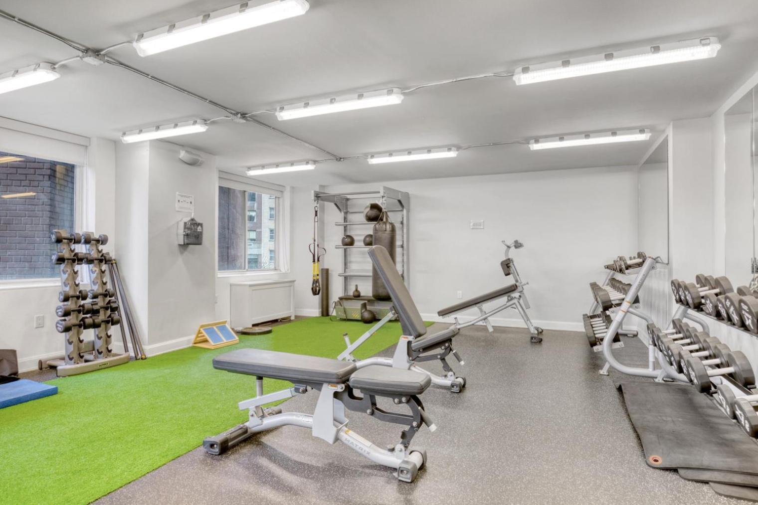 Midtown E 2br W Elevator Doorman Gym Nr Un Nyc-752 Apartment *