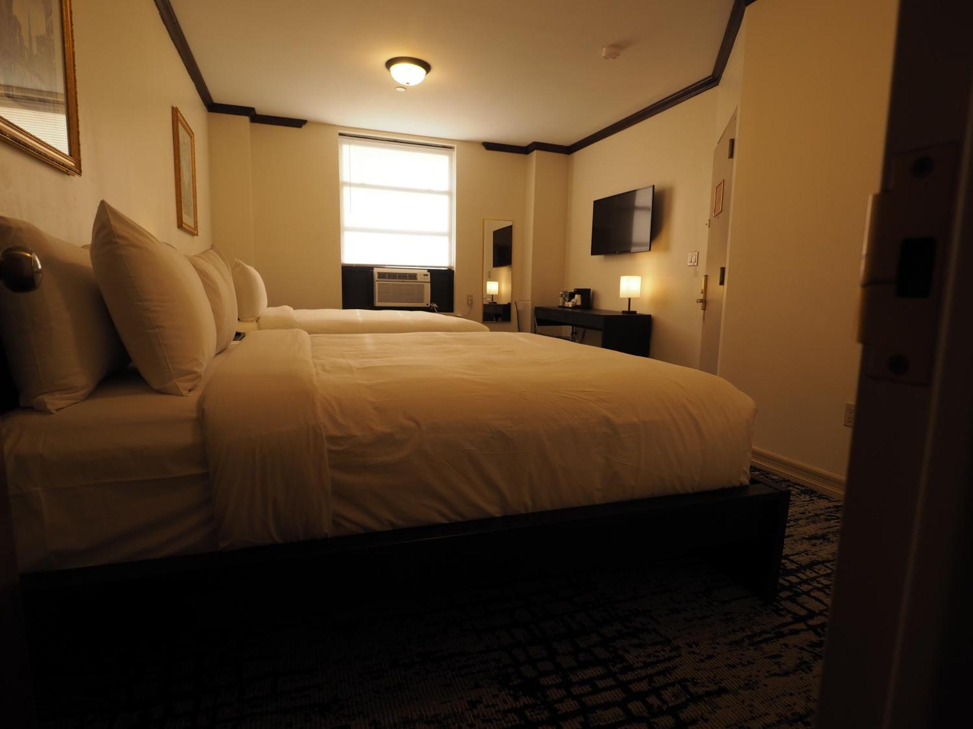Hotel Night Broadway New York