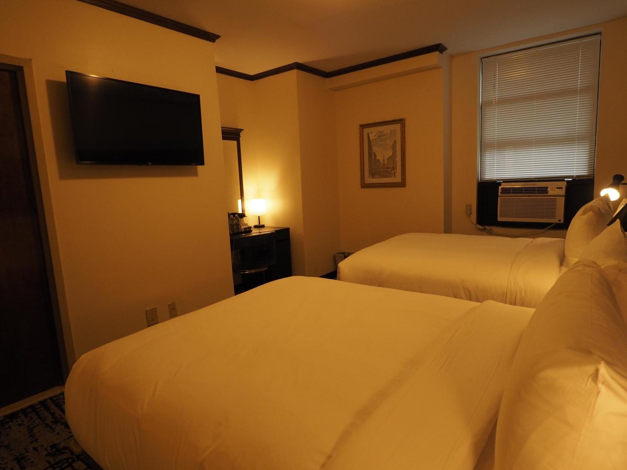 Hotel Night Broadway