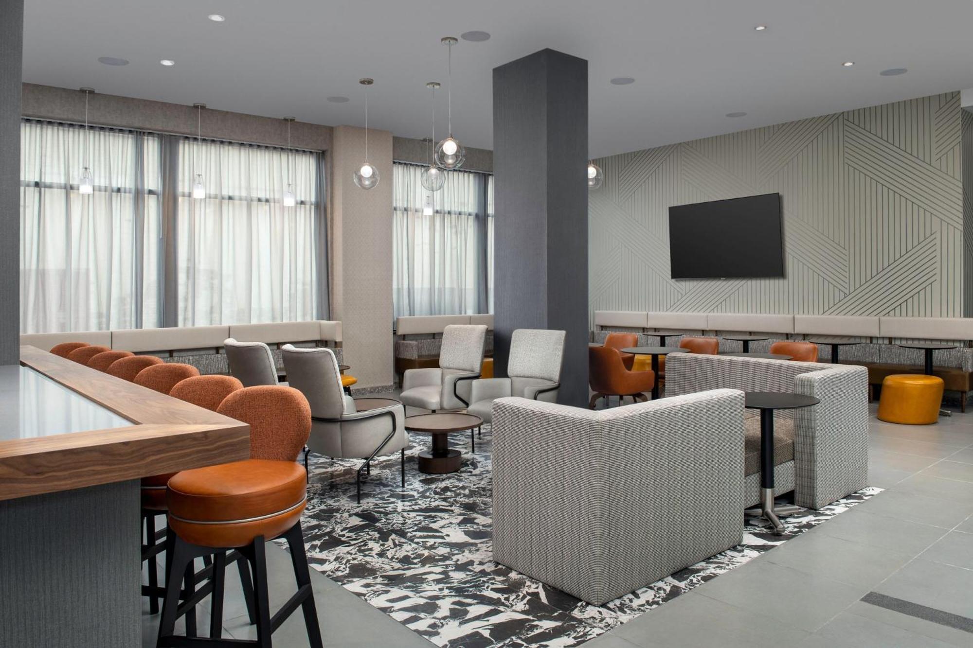 By Marriott Queens Hotel 3*