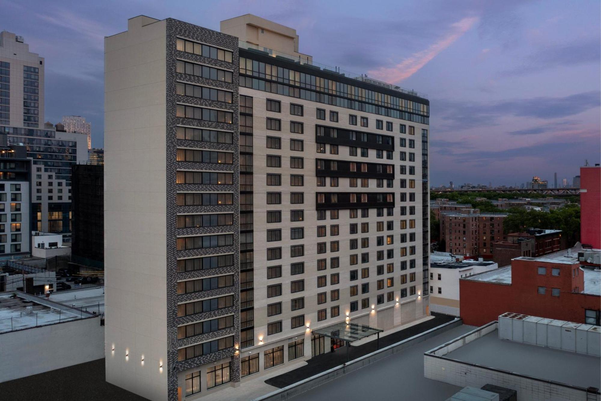 By Marriott Queens 3* New York