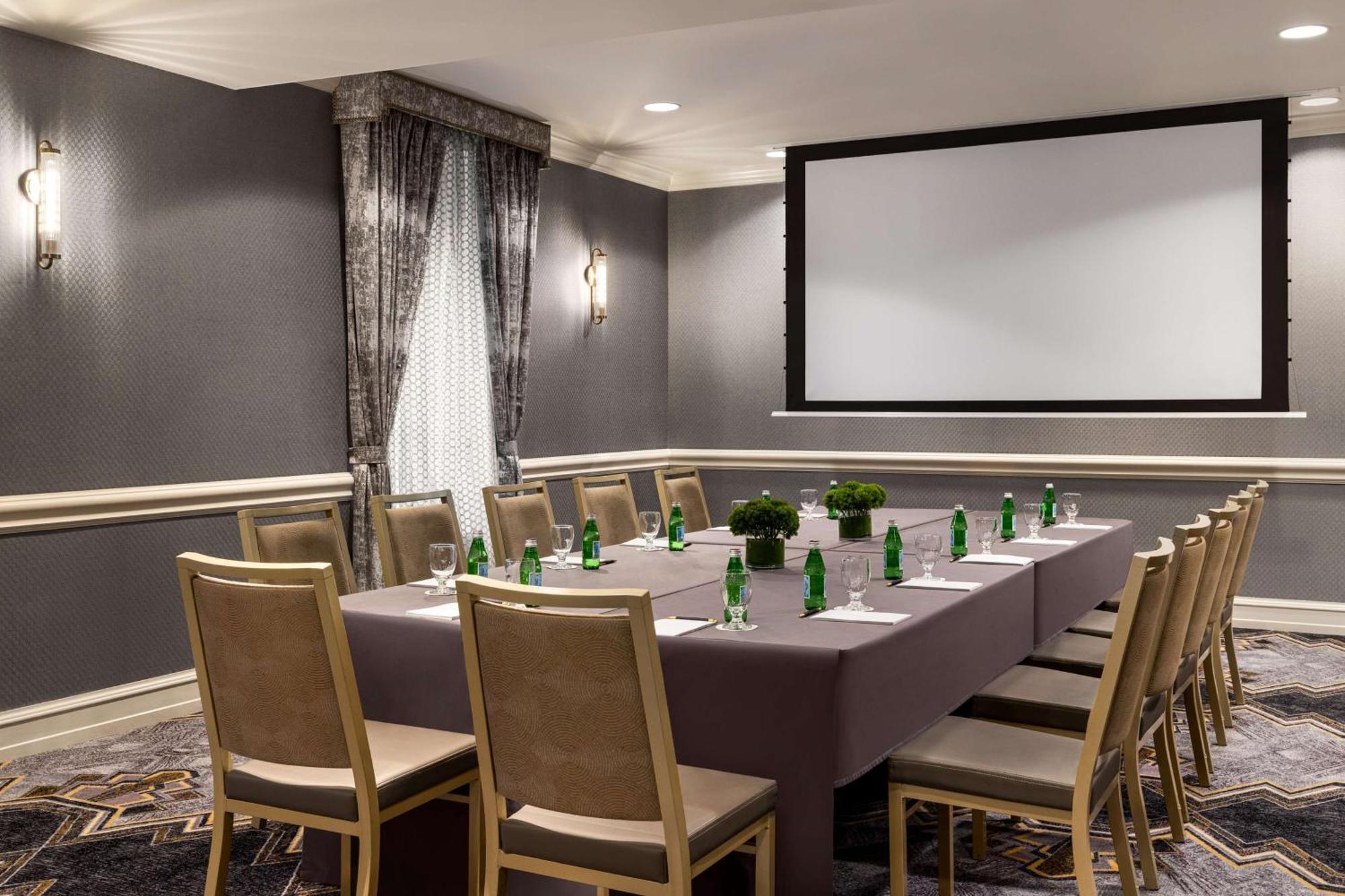 Martinique On Broadway, Curio Collection By Hilton Hotel