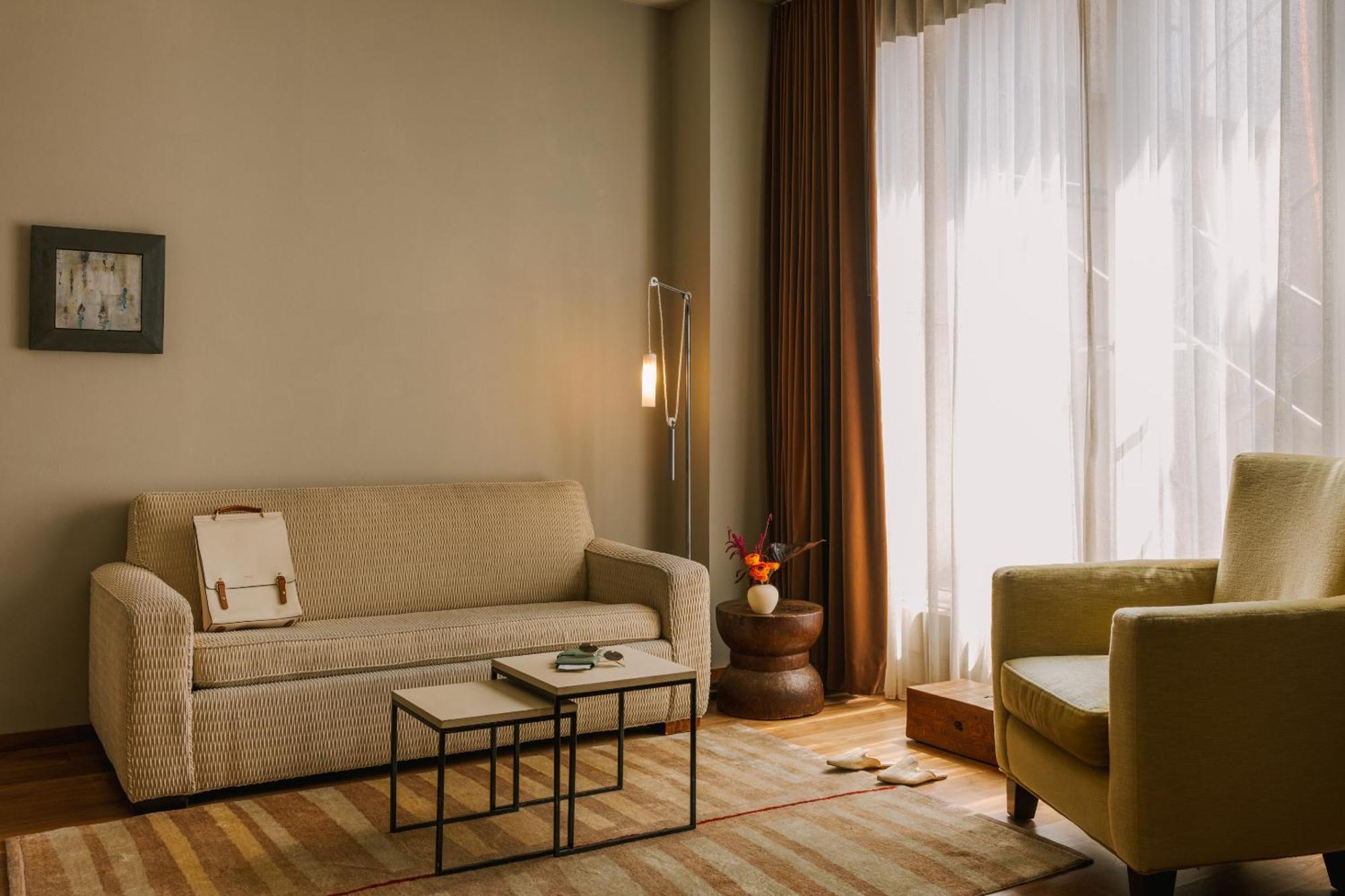 Chambers Powered By Sonder 4*