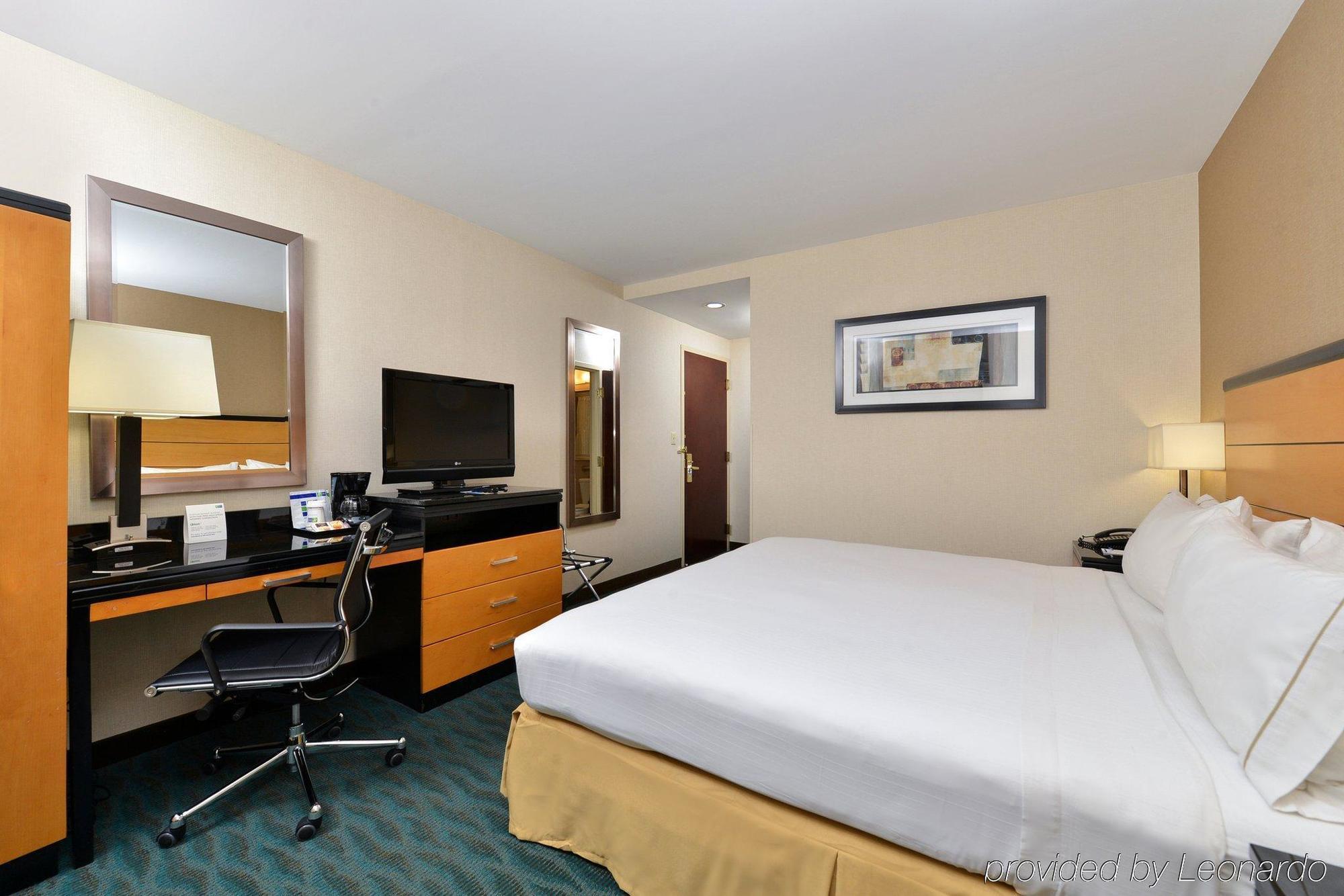 Holiday Express Kennedy Airport, An Ihg 3*