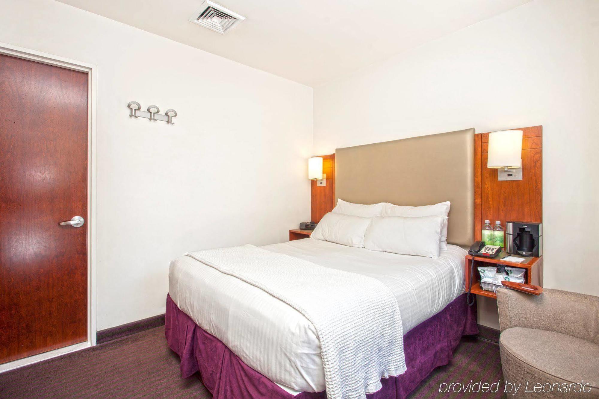 U Fifth Avenue Hotel 3*