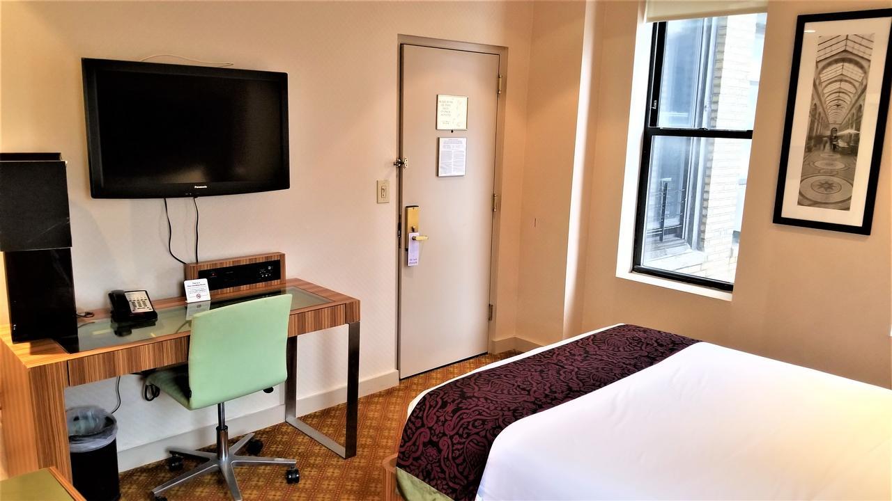 Hotel Night Broadway 3*