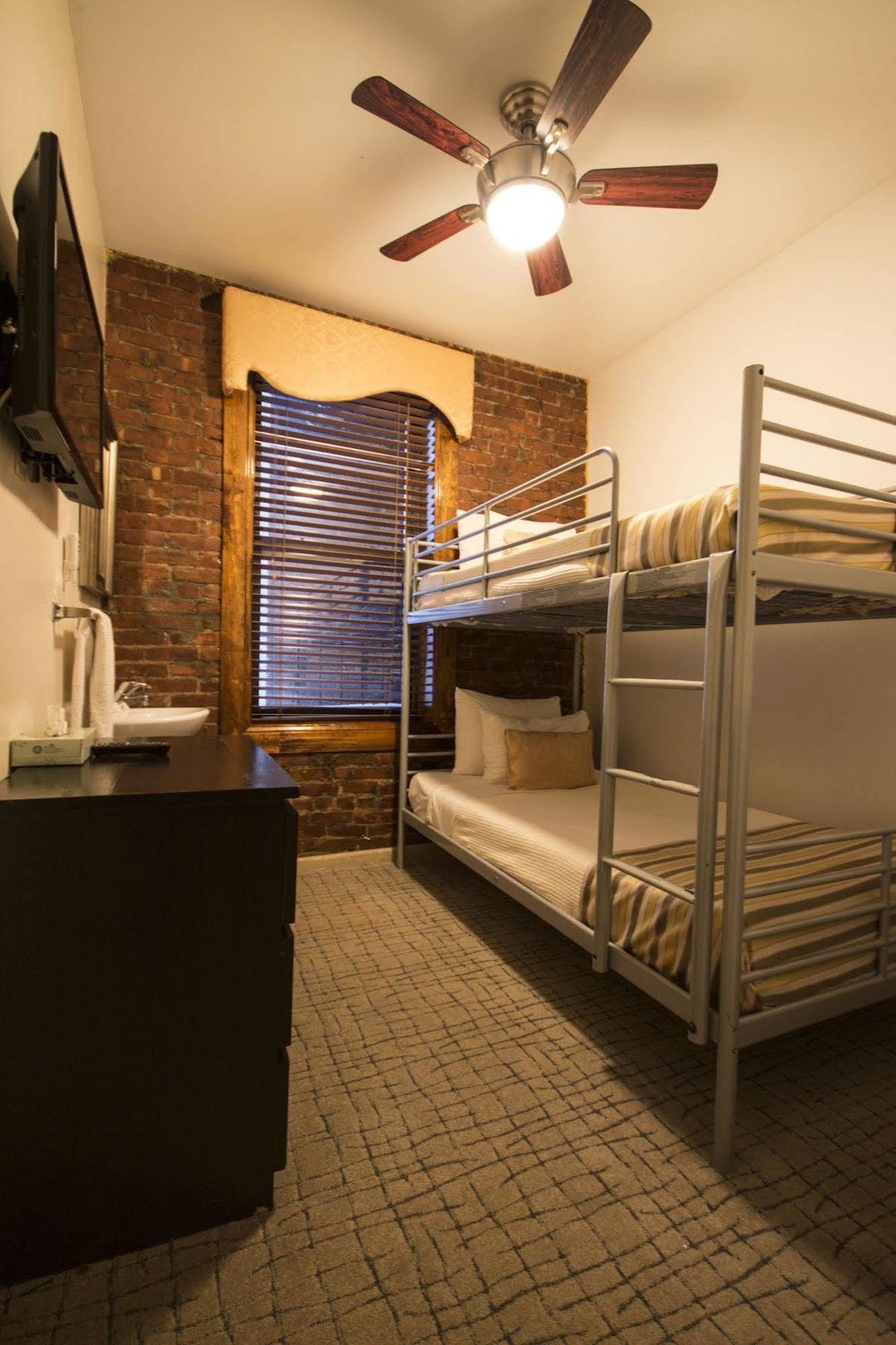 Royal Park Hostel *