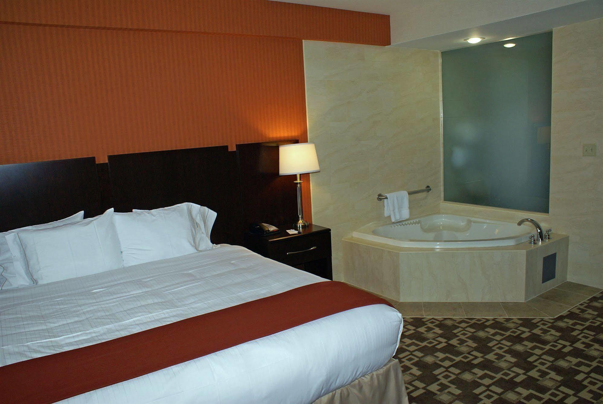 Holiday Express Maspeth By Ihg Hotel 2*
