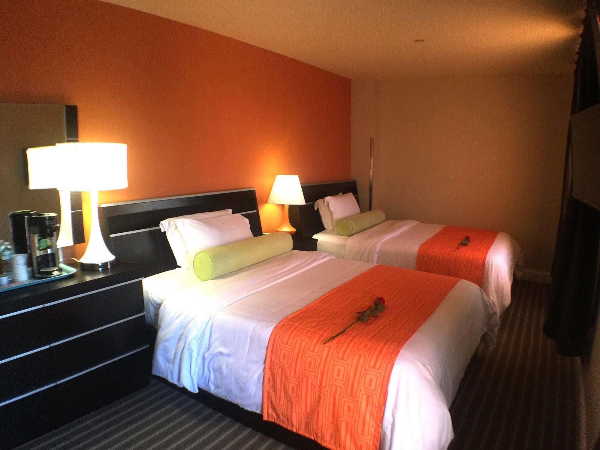 Howard Johnson By Wyndham Long Island Hotel