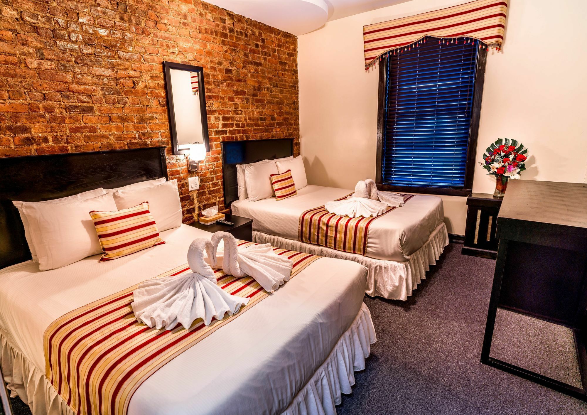 Royal Park Hostel *