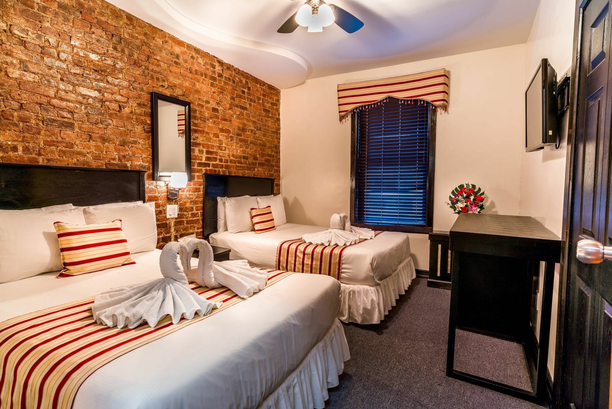 Royal Park Hostel *