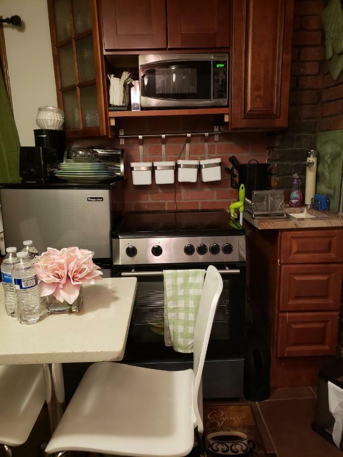 Hamilton's Hideaway Apartment *