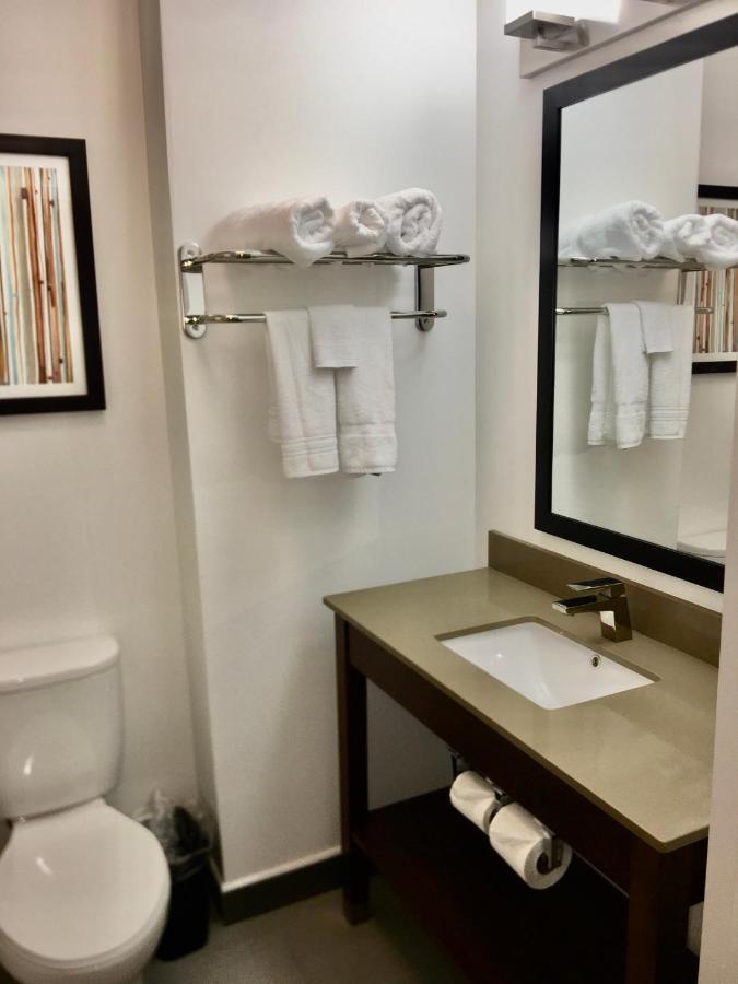 Hotel Wingate By Wyndham Jfk Airport, Far Rockaway Ny New York
