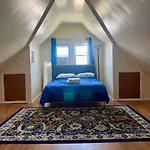 Newly Renovated One Bedroom Shared Cheerful Home In The Heart Of Queens