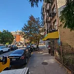 Private Room In 4 Bedroom Ground Apartment Near Subway