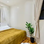 Central & Cozy 2 Bd Apt In Manhattan