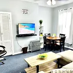 3 Bedrooms 1 Bath Apt, 10 Min To Manhattan!