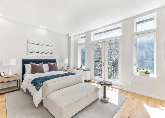 Maison Bella - Modern Studio W Charming Juliet Balcony