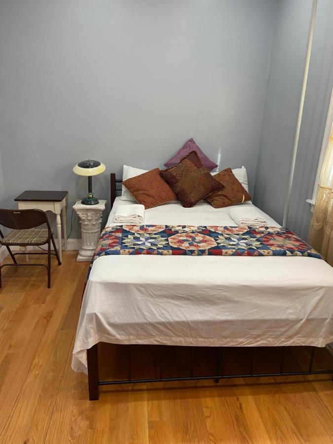 Guest house A Lovely In Queens New York