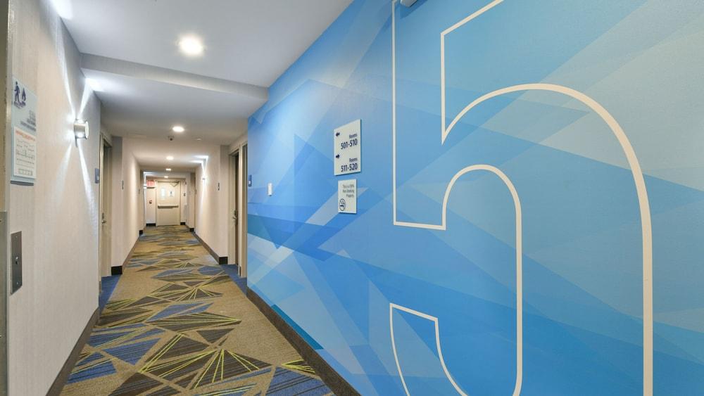 Hotel Holiday Express Staten Island West 3*
