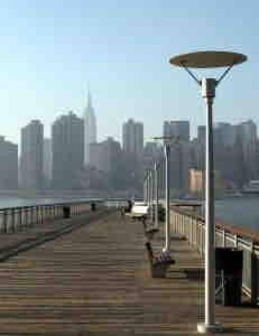 2 Bedrooms 1 Stop From Manhattan - Free Parking And First Floor ! New York