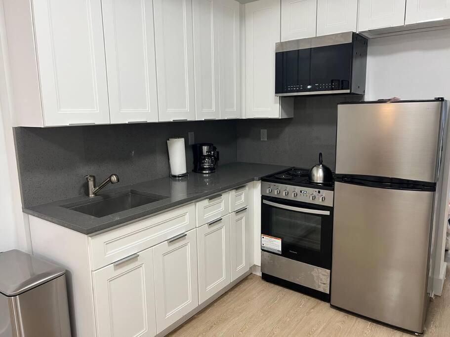 Modern 2 Bedroom Apt W Pool Table In Heart Of Bklyn