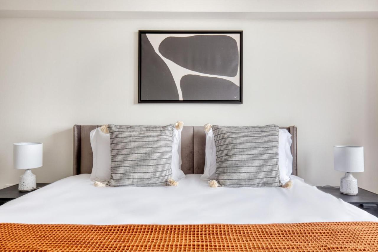 Midtown West 2br W Doorman Gym Wd Nr Times Sq Nyc-1068