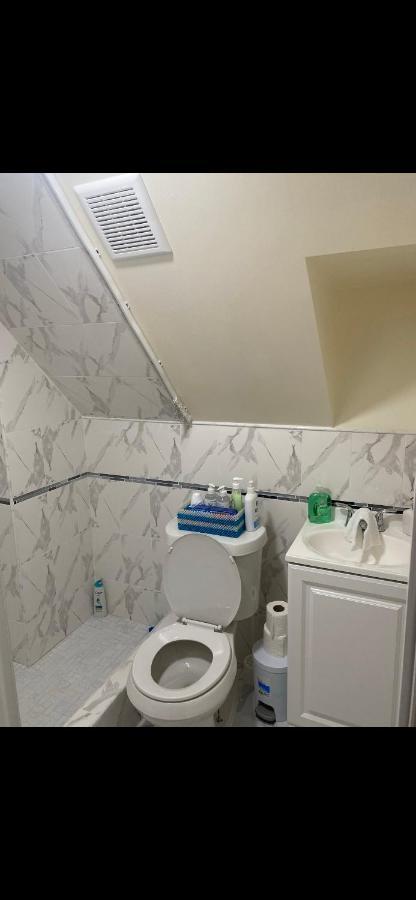 Newly Renovated One Bedroom Shared Cheerful In The Heart Of Queens Homestay *