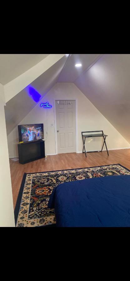 Homestay Newly Renovated One Bedroom Shared Cheerful In The Heart Of Queens *