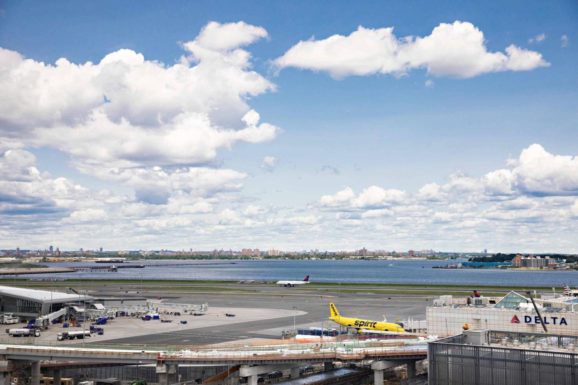 Laguardia Airport Marriott Hotel 4*
