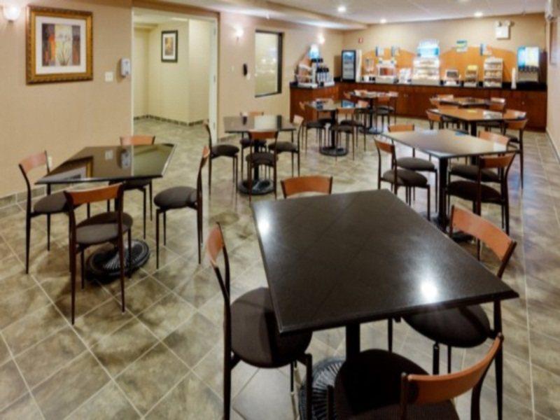 Hotel Holiday Express Staten Island West 3*