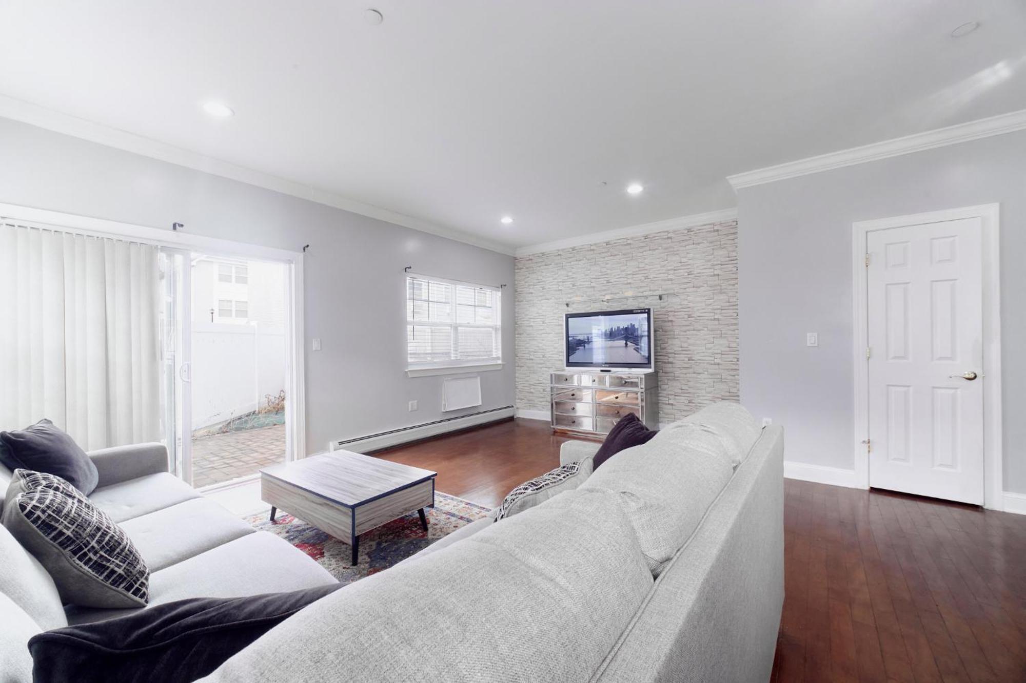 Holiday home Waterfront Gem Duplex 3 Bedroom 2floor In Whitestone Bronx Free Parking