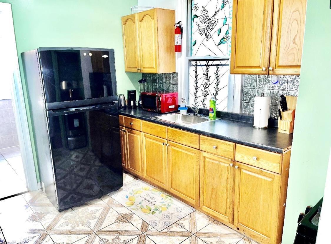 3 Bedrooms 1 Bath Apt, 10 Min To Manhattan! *