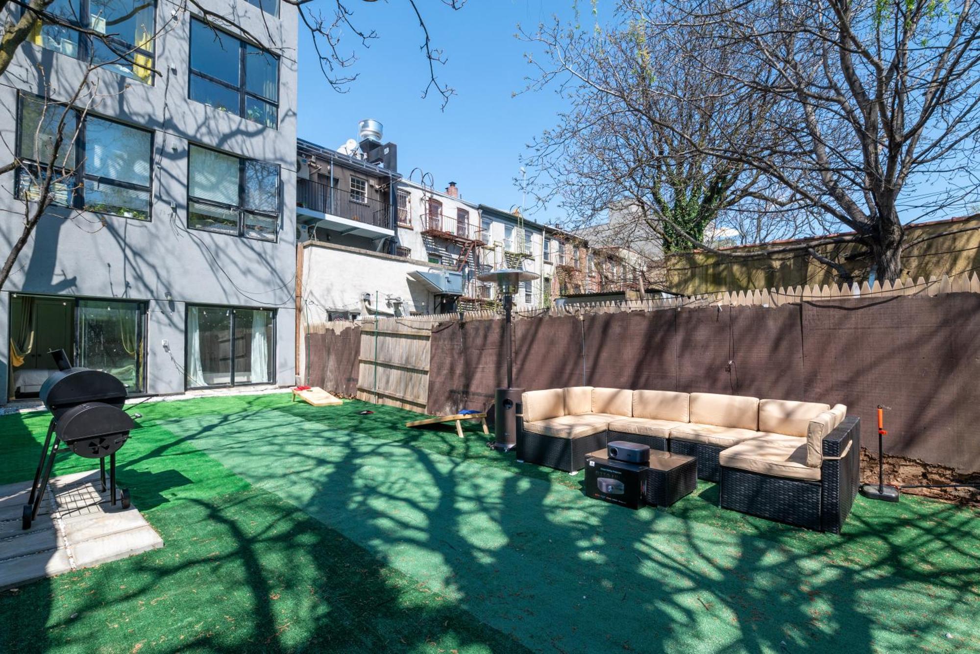 Charming 2br Bkyrd Near Williamsburg *