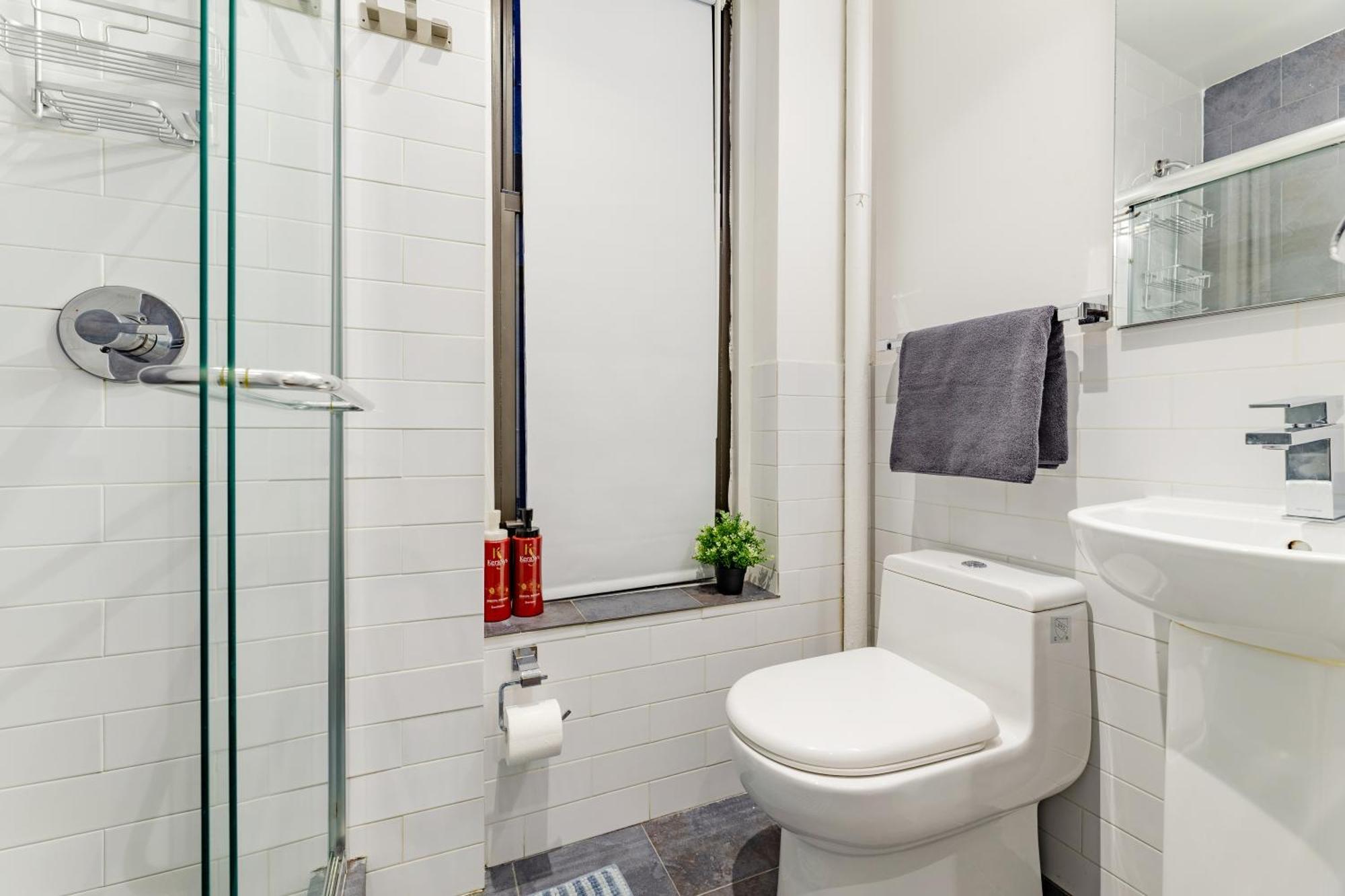 2 Bedroom Luxury Unit In The Heart Of Manhattan Apartment *