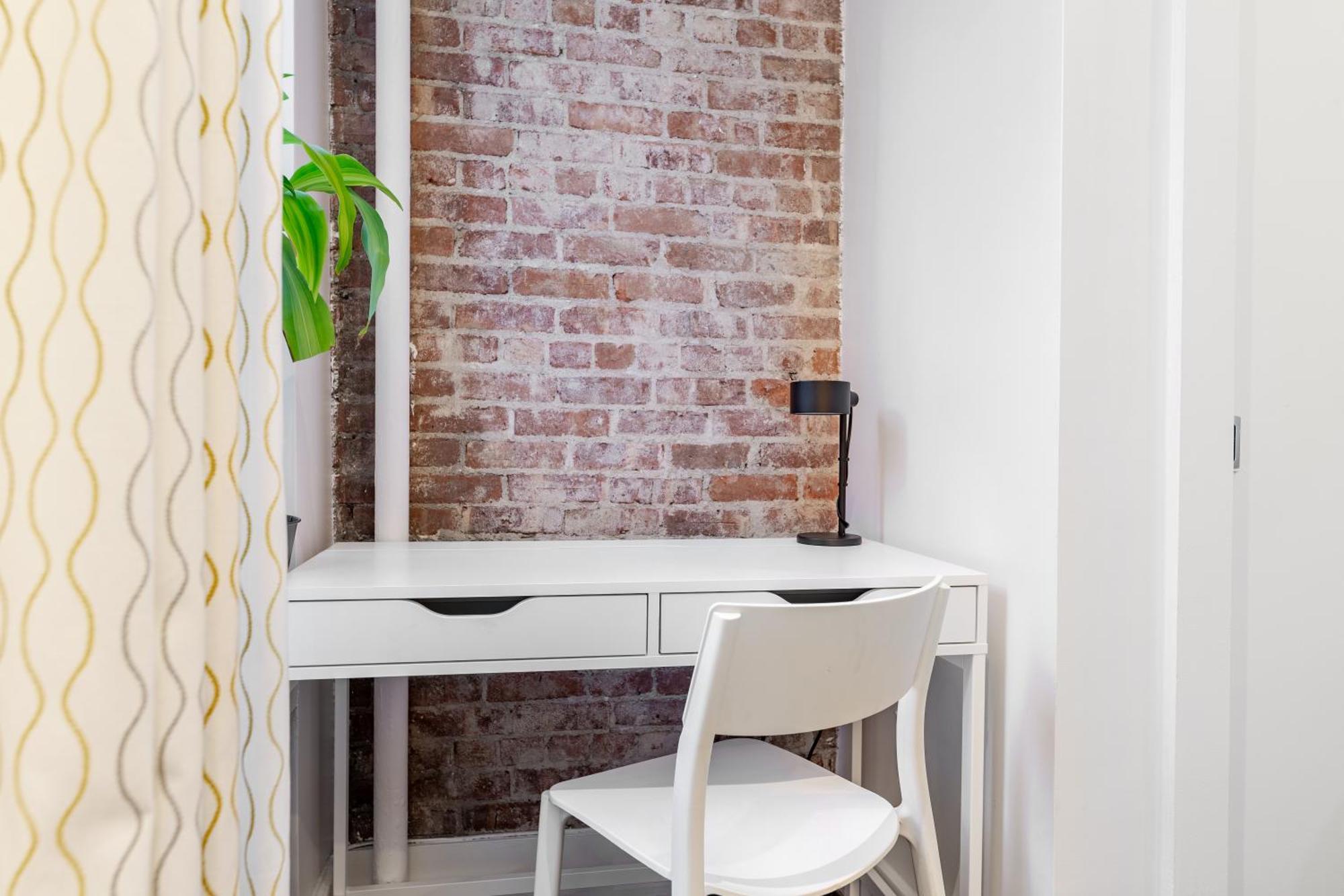 2 Bedroom Luxury Unit In The Heart Of Manhattan *
