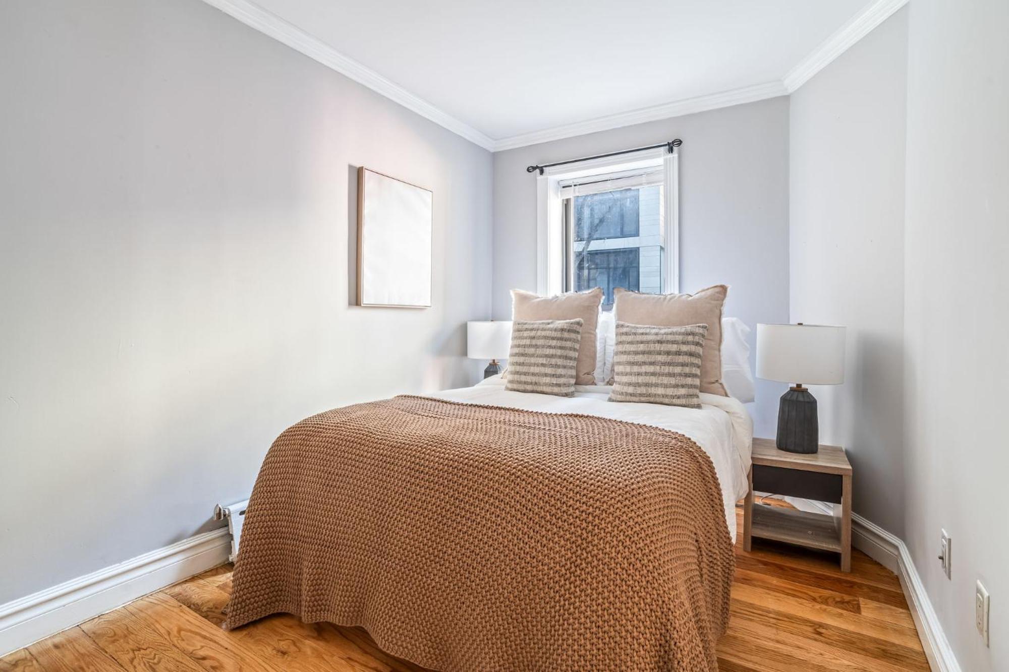 Charming 2bed 1bth Apt *