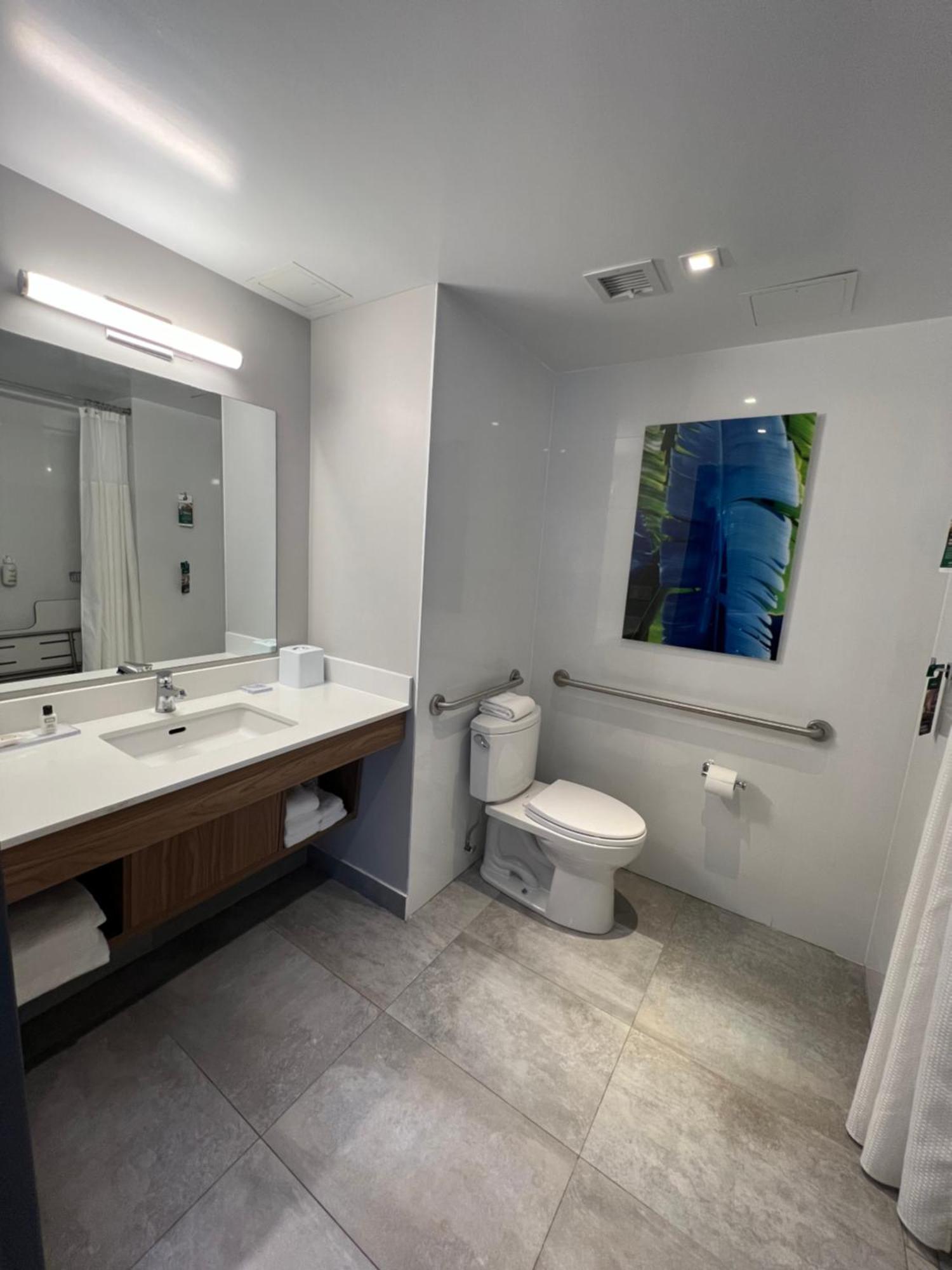 Wingate By Wyndham Long Island Hotel