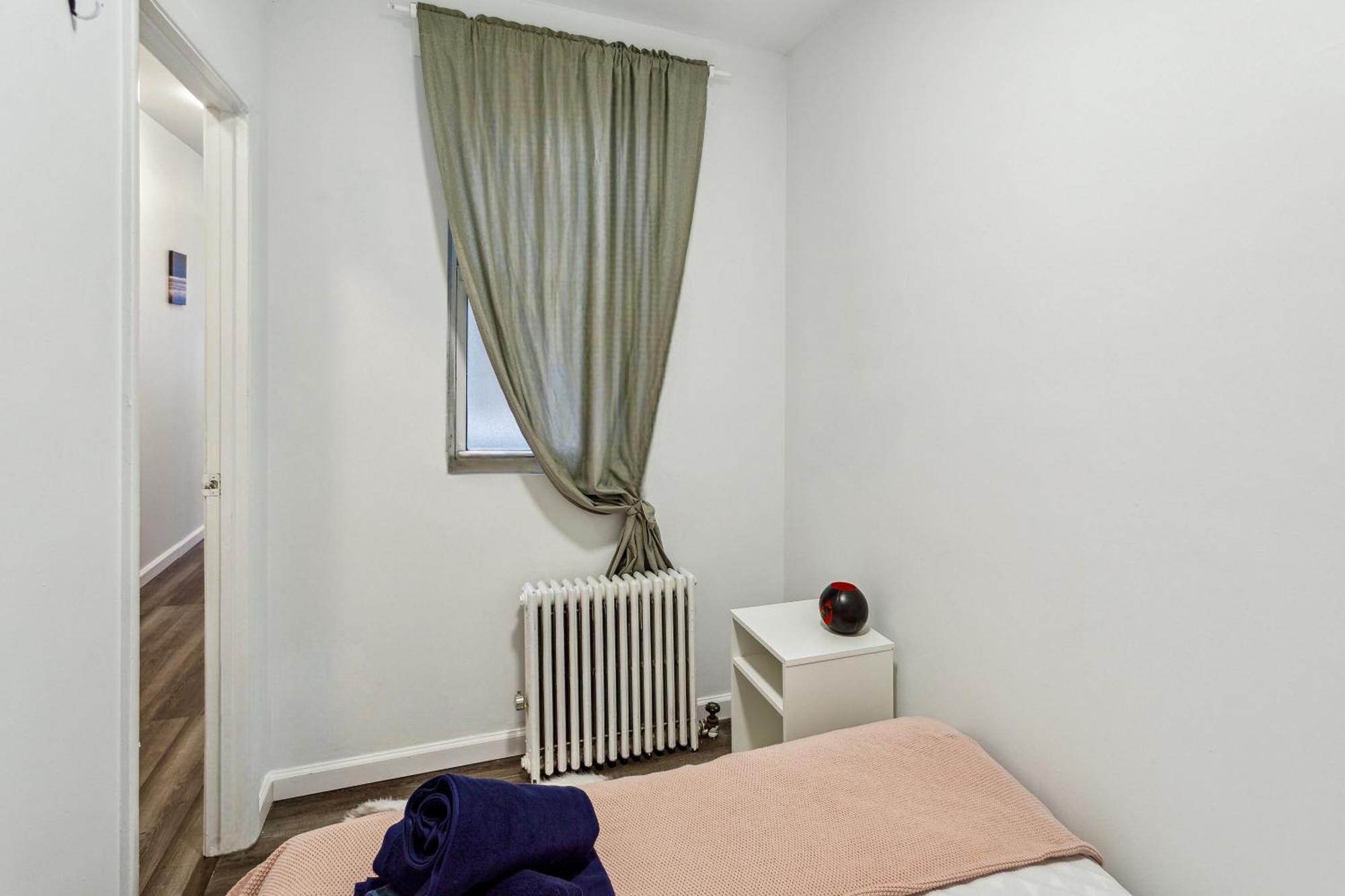 3 Bedroom Family In Hells Kitchen Apartment *